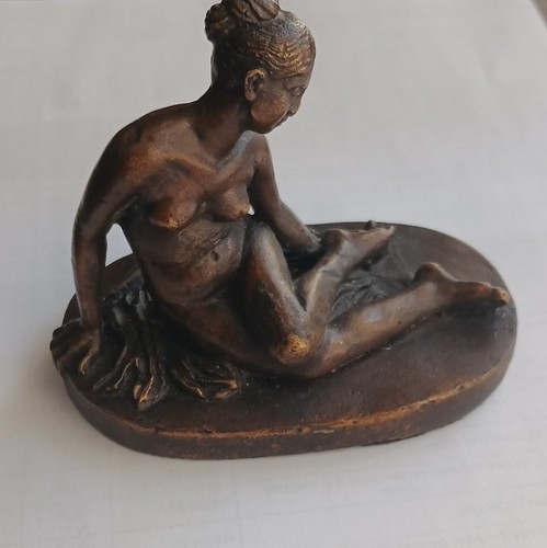 Statuette femme nue assise