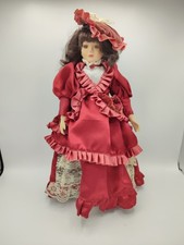 Jolie poupée en porcelaine