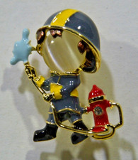 Broche Pompier incendie tenue bleue tête en perle borne à l'arrière