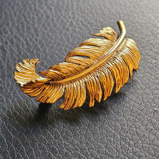 Broche plume finition très réaliste bijou vintage plaqué or symbole légèreté