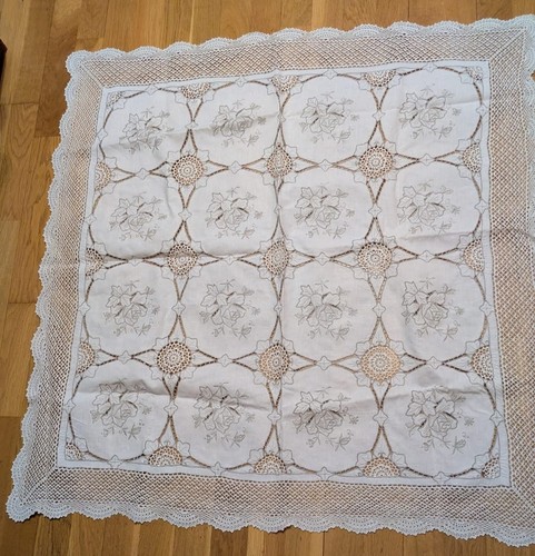 Nappe carrée écru brodée