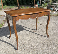 Table d'appoint sculptée en