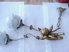 LUSTRE ANGELOT EN REGULE