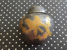 Ancien pot en étain décoration motif oiseaux  légèrement cabossé , genre urne.