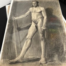 HOMME NU DEBOUT BRAS TENDU