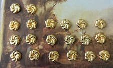lot 49  Boutons anciens en fer dorés diamètre 15 mm, 25 mm