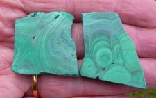 Malachite, pierres gemmes brutes, 2 plaquettes sciées, 37 g. minéraux