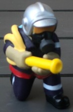 Figurine Pompier Avec Lance,  Sapeur Pompier
