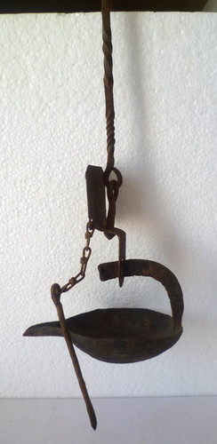 Ancienne lampe huile fer - À, en