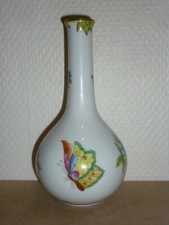 VASE SOLIFLORE EN PORCELAINE HEREND DECOR REINE VICTORIA FLEUR ET PAPILLON 15 CM