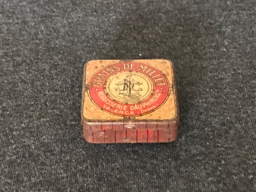 Petite ancienne boîte - et,