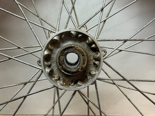 UN MOYEU DE ROUE AVANT