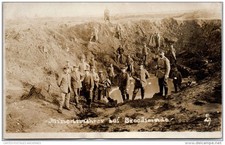 MILITARIA - 1914-1918 - CARTE PHOTO soldats allemands dans un troue d'obus