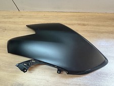 UN CACHE CARENAGE LATERAL