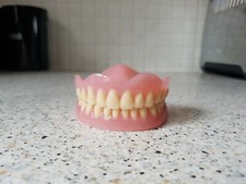 Prothèses complètes supérieures et inférieures, fausses dents.