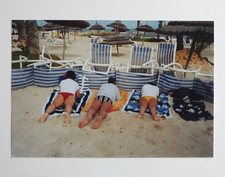 3 personnes bronzent plage allongés ventre - Photo vintage snapshot 2001