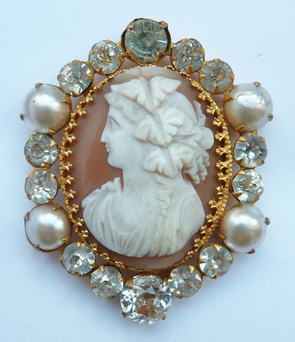 Camée sur coquille femme