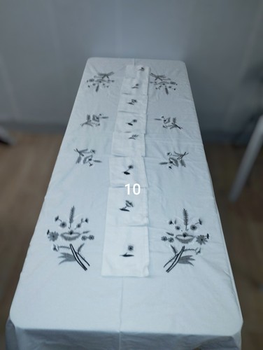 Jolie nappe table blanche - de,