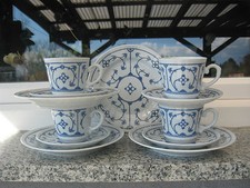 4 TASSES AVEC SOUCOUPE ET DESSERT PORCELAINE  Décor BLEU 