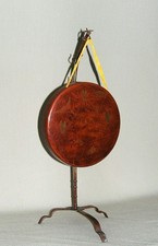 Japon Epoque Meiji, Gong Gravé de fleurs, oiseaux et Triskel, Monture Bambou