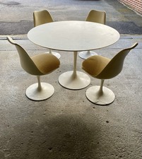 Ensemble de 4 chaises Et Table Tulip Saarinen Knoll Édition 70