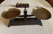 Ancienne balance à plateaux