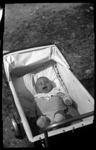 Enfant bébé allongé landau