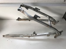 UN BERCEAU ARRIERE SUPPORT