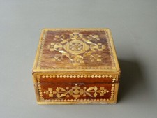 BOITE ANCIENNE en MARQUETERIE DE PAILLE, décor géométrique