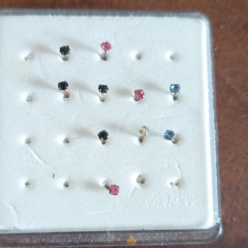 Lot studs nez multicolores