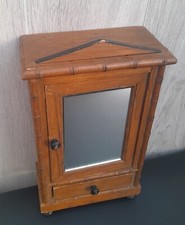 Armoire de poupée en pitchpin