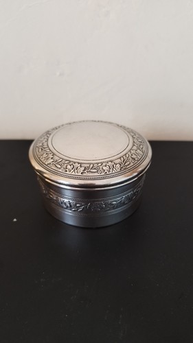 Boîte ronde métal argenté