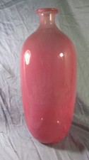 Joli grand vase design en épais  verre teinté rose, hauteur  38,5 cm