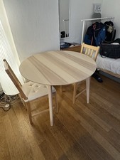 table et chaises salle à