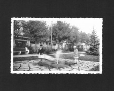 Deux enfants parc fontaine