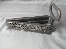 ART POPULAIRE ANCIENNE RAPE "A TABAC MUSCADE RAIFORT?" EN FER FORGE 18/19ème