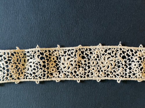 Ancien métrage dentelle
