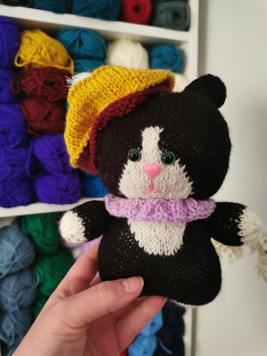 Hand knitted beret cat plush - hand,