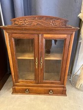 VITRINE A SUSPENDRE DEBUT XXEME CHENE MASSIF AVEC TIROIR ET ETAGERE INTERIEURE