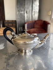 Théière ancienne en métal