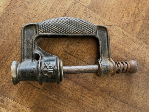 Ancienne bouchonneuse - bouchonneuse, en