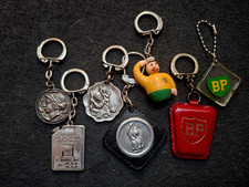 LOT DE 7 ANCIENS PORTE CLES /STATION B.P/vintage.