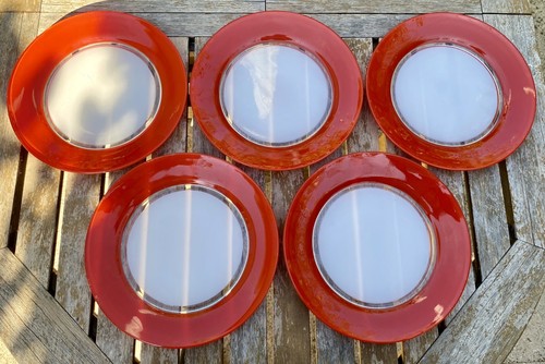 Assiettes plates rouges - assiettes,