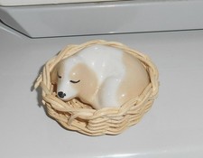 VINTAGE SZEILER ENGLAND SLEEPING DOG MINIATURE BEAGLE IN WICKER BASKET DOLLHOUSE