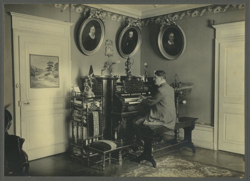 Organiste dans intérieur - organiste,