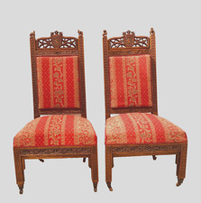 paire de chauffeuses style gothique en noyer massif à armoiries . XIX siècle .