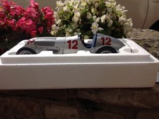 CMC 1/18 Mercedes Benz portant