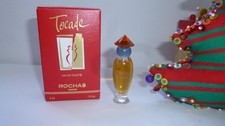 RARE & JOLIE miniature  TOCADE de  ROCHAS  pleine + BOITE bouchon ROUGE col bleu
