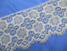 large volant de dentelle aux