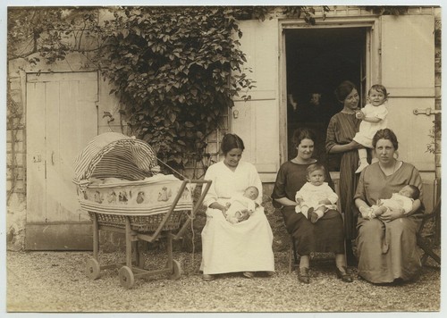 Femmes pouponnant bébés - femmes,